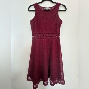 Cut-out floral lace dress burgundy wine - Baileyblue